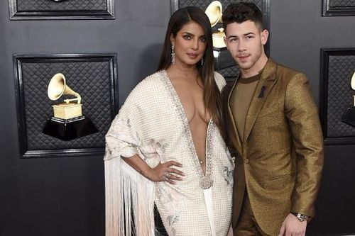 Hoa hậu Priyanka Chopra diện váy hở vòng 1 đẫy đà đến chóng mặt tại Grammy