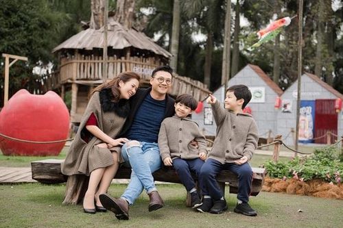 MC Đan Lê cùng chồng con vô cùng rạng rỡ tận hưởng không khí chào đón năm mới