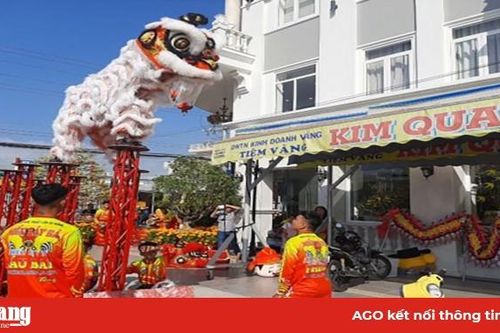 Biểu diễn lân - sư - rồng đắt khách những ngày đầu năm