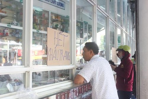 Khẩu trang y tế, dung dịch sát khuẩn hút hàng