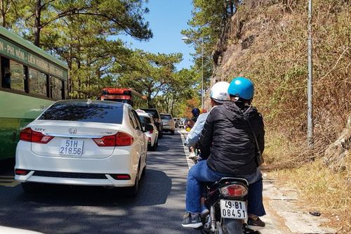 Đà Lạt nhiều tuyến đường quá tải mùng 4 tết
