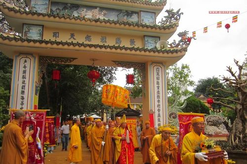 Nhập bảo tháp Hòa thượng trụ trì tổ đình Sắc tứ Thiên Ấn