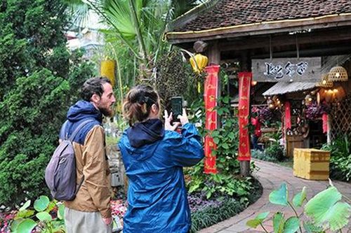 Khách nước ngoài thích thú trải nghiệm 'phố ông đồ'