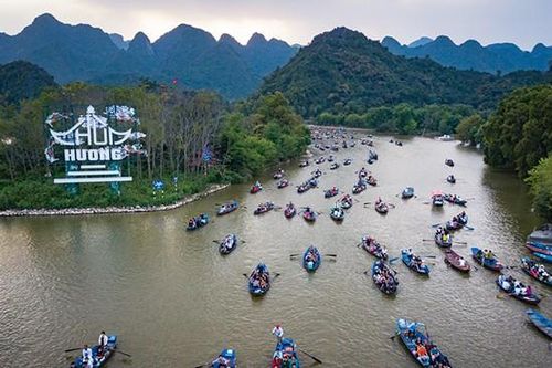 Chùa Hương đón hơn chục vạn khách trẩy hội trong bình an