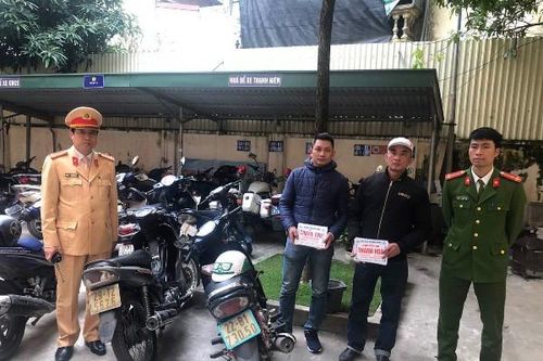 Cảnh sát giao thông xử phạt 'cò' đeo bám du khách chùa Hương