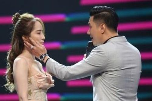 Việt Anh thể hiện giọng hát tình cảm