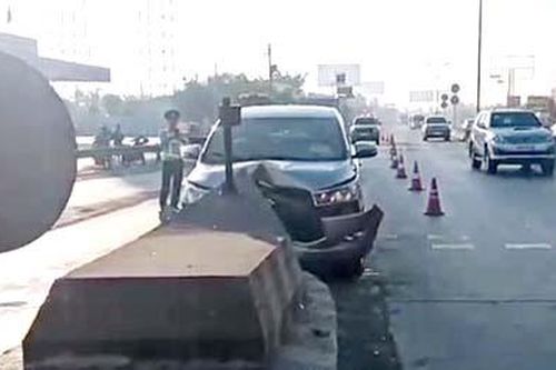 Ôtô 'chẻ đôi' sau cú tông vào trạm thu phí