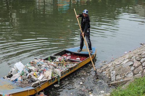 Rác phủ sông Tô Lịch sau Tết