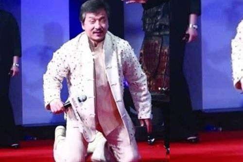 100 nghệ sĩ cúi đầu: 'Cảm ơn các thiên thần áo trắng, Vũ Hán cố lên'