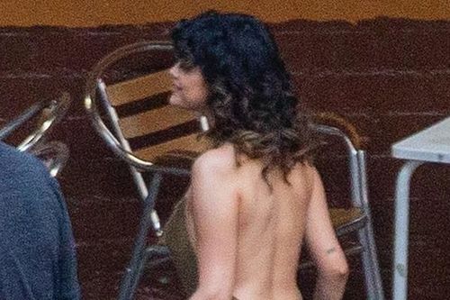 Selena Gomez khoe lưng trần quyến rũ