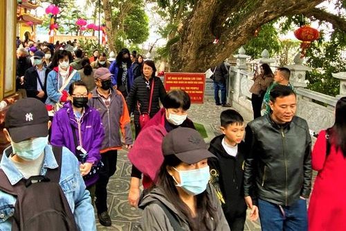 Hà Nội: Lo ngại dịch bệnh Corona virus, người dân đeo khẩu trang du Xuân