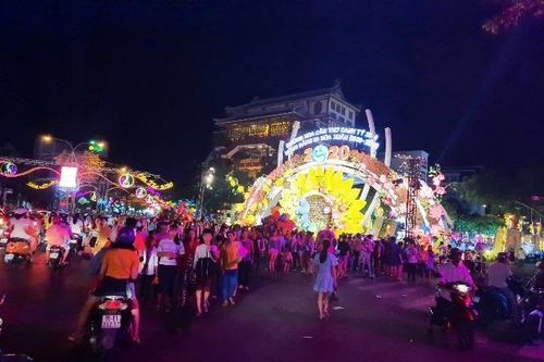 Khách du xuân tấp nập check-in đường hoa nghệ thuật Cần Thơ