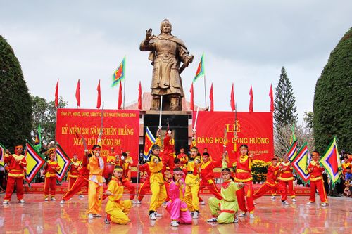 Biển người 'trẩy hội' Ngọc Hồi - Đống Đa trên quê hương anh hùng Quang Trung - Nguyễn Huệ