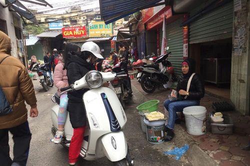 Chợ Thủ đô vắng tiểu thương, rau xanh 'nhảy giá'