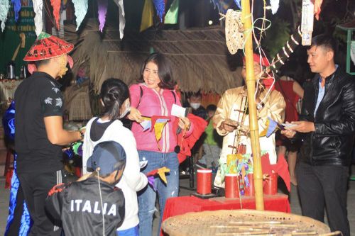 Người dân Quảng Ngãi rộn ràng vui xuân với hội bài chòi