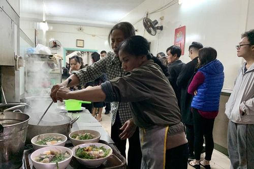Hàng quán 'thất thủ' trong ngày nghỉ lễ cuối