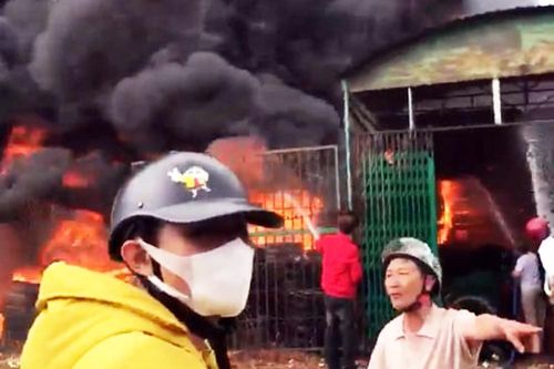 Kho bãi chứa lốp ô tô cháy dữ dội, khu dân cư náo loạn