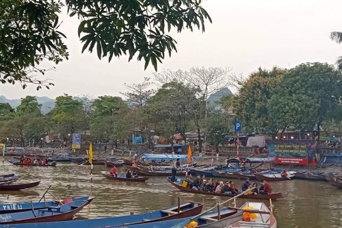 Hơn 15 vạn du khách trẩy hội chùa Hương trong 5 ngày Tết