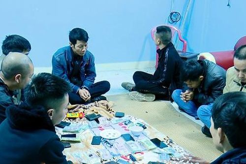 Bắt quả tang 8 đối tượng đánh bạc, thu giữ hơn 205 triệu đồng