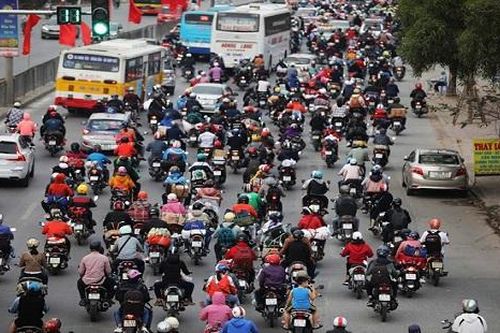 Người dân ùn ùn kéo về thủ đô sau khi nghỉ Tết