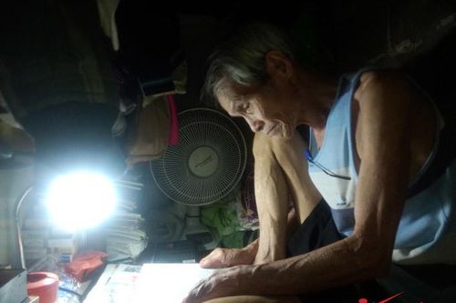 Hành động ý nghĩa của người đàn ông sống trong căn nhà 2m2 ở phố cổ