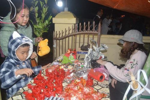 Khu chợ may mắn mỗi năm chỉ họp một lần