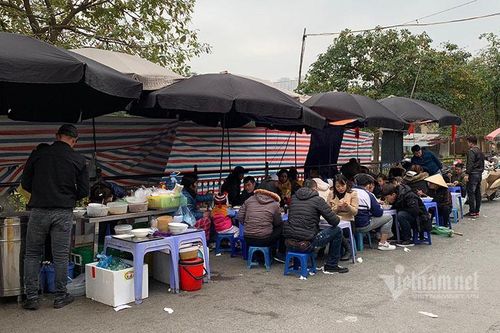 Mùng 5 Tết, bún phở chen kín vỉa hè, cà phê đuổi không hết khách