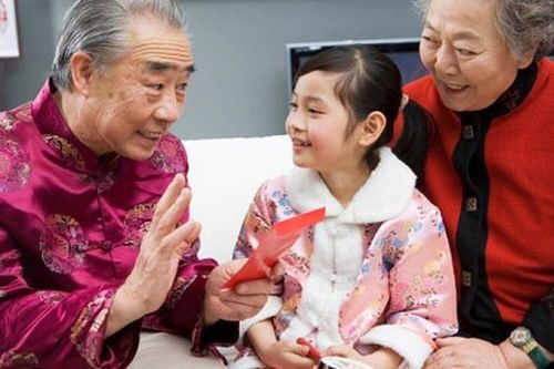 Khóc nghẹn chứng kiến mẹ chồng mừng tuổi cháu trai 500 nghìn, cháu gái 10 nghìn đồng