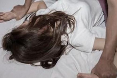 Đòi quan hệ với bạn gái mới quen trong phòng trọ