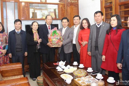 Đồng chí Nguyễn Xuân Sơn chúc Tết trí thức, văn nghệ sỹ tiêu biểu