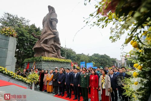 Hàng nghìn người dâng hương tưởng nhớ vua Quang Trung