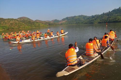 Hàng ngàn người dân đến xem hội đua thuyền Đạ Tẻh