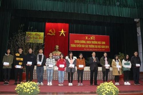 Kim Sơn tuyên dương, khen thưởng học sinh trúng tuyển vào các trường đại học năm 2019