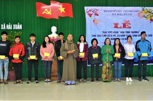 Trao học bổng 'Hoa tình thương' cho tân sinh viên đại học, cao đẳng