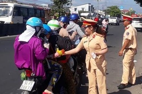 Công an Vĩnh Long 'đội nắng' phát 10.000 chai nước suối cho người dân