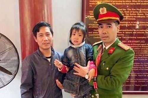 Bị lạc tại Văn Miếu, bé gái tìm đến chú công an