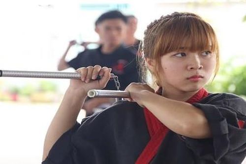 Video hotgirl múa côn như Lý Tiểu Long gây sốt