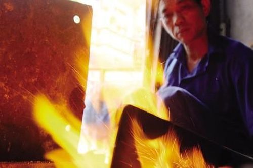 Bếp lửa bập bùng ở làng nghề dao kéo nghìn năm