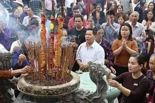 Cẩn trọng khi công đức, dâng lễ ở Đền mẫu Âu Cơ Phú Thọ