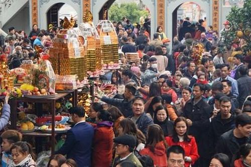 Biển người đổ về 'xin lộc' Bà Chúa Kho ngày mùng 5 Tết