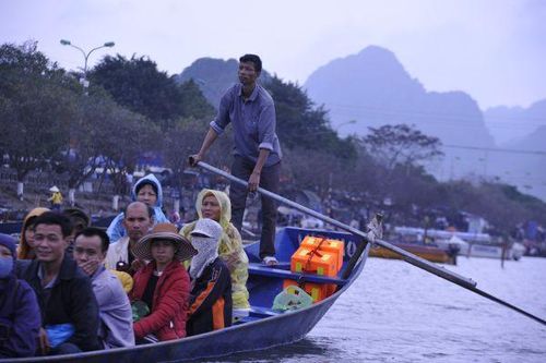 Chặn vi phạm, phòng ngừa tai nạn cho du khách đi lễ chùa Hương