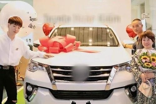 Sao Việt mua nhà, xe hơi tiền tỷ tặng cha mẹ