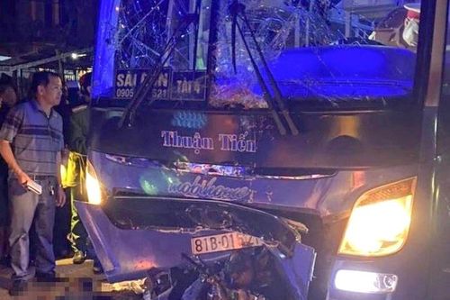 Đối đầu xe khách giường nằm, 3 người đi xe máy tử vong