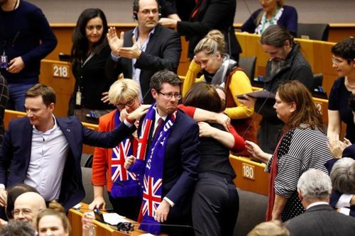 Nghị viện Châu Âu bỏ phiếu thông qua Brexit trong nước mắt