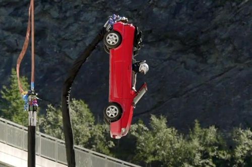 Màn nhảy bungee nguy hiểm bằng ôtô trên truyền hình Anh