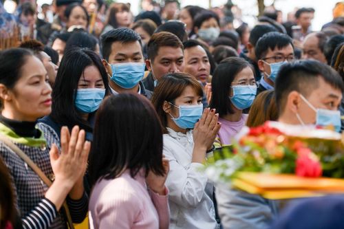 Bịt kín mặt lễ phủ Tây Hồ ngày đầu đi làm, khẩu trang bán tại cửa đền