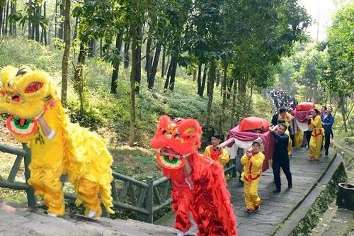 Dâng bánh chưng tri ân thân mẫu Bác Hồ
