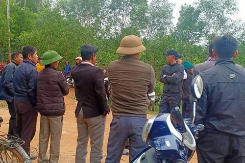 Phát hiện hai thanh niên tử vong bên bìa rừng