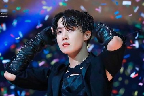 J-hope BTS xử lý sự cố siêu chuyên nghiệp trên sân khấu đầu tiên của 'Black Swan'