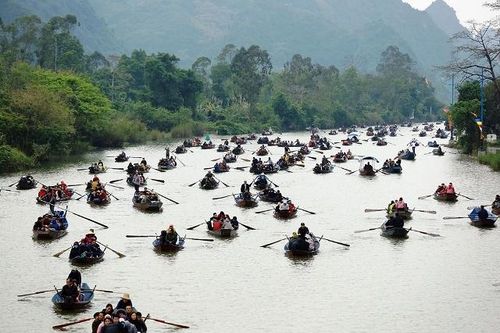 Du khách nô nức trẩy hội chùa Hương